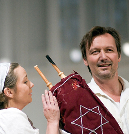 Rolf A. Scheider als Zaccaria mit Ulf Paulsen als Nabucco  (Foto Diesner).