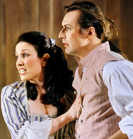 Rolf A. Scheider als Figaro in „Die Hochzeit des Figaro“ mit Annabell Stratenwerth als Susanna.